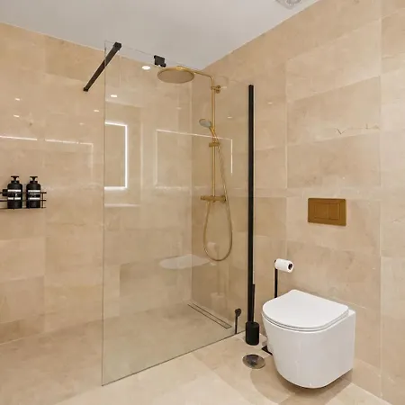 فندق New Luxury Penthouse Rooftop Jacuzzi & Sea View ماربيا
