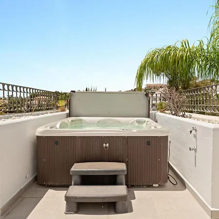 فندق New Luxury Penthouse Rooftop Jacuzzi & Sea View ماربيا